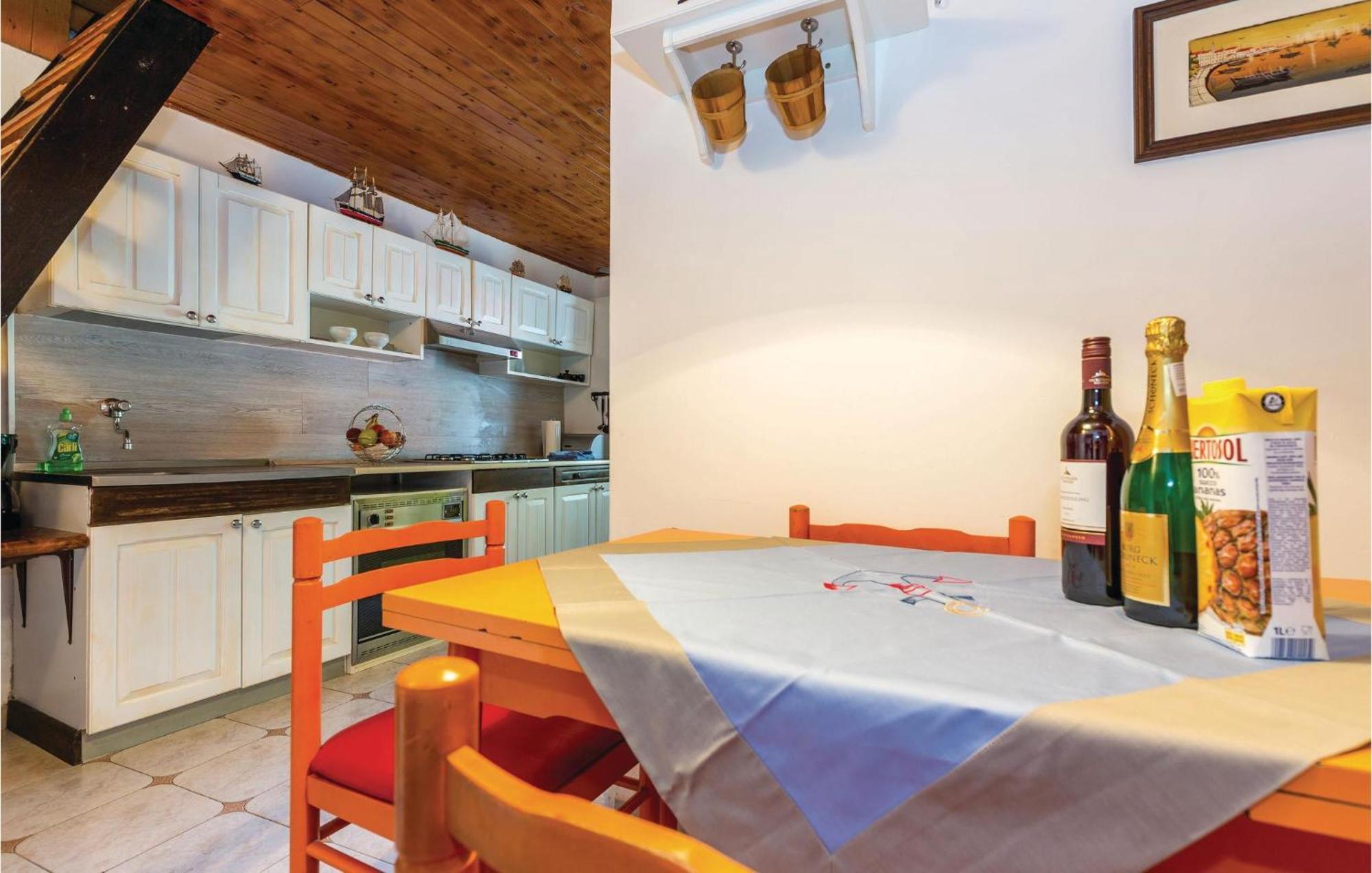Amazing Apartment In Novi Vinodolski With Wifi Eksteriør billede